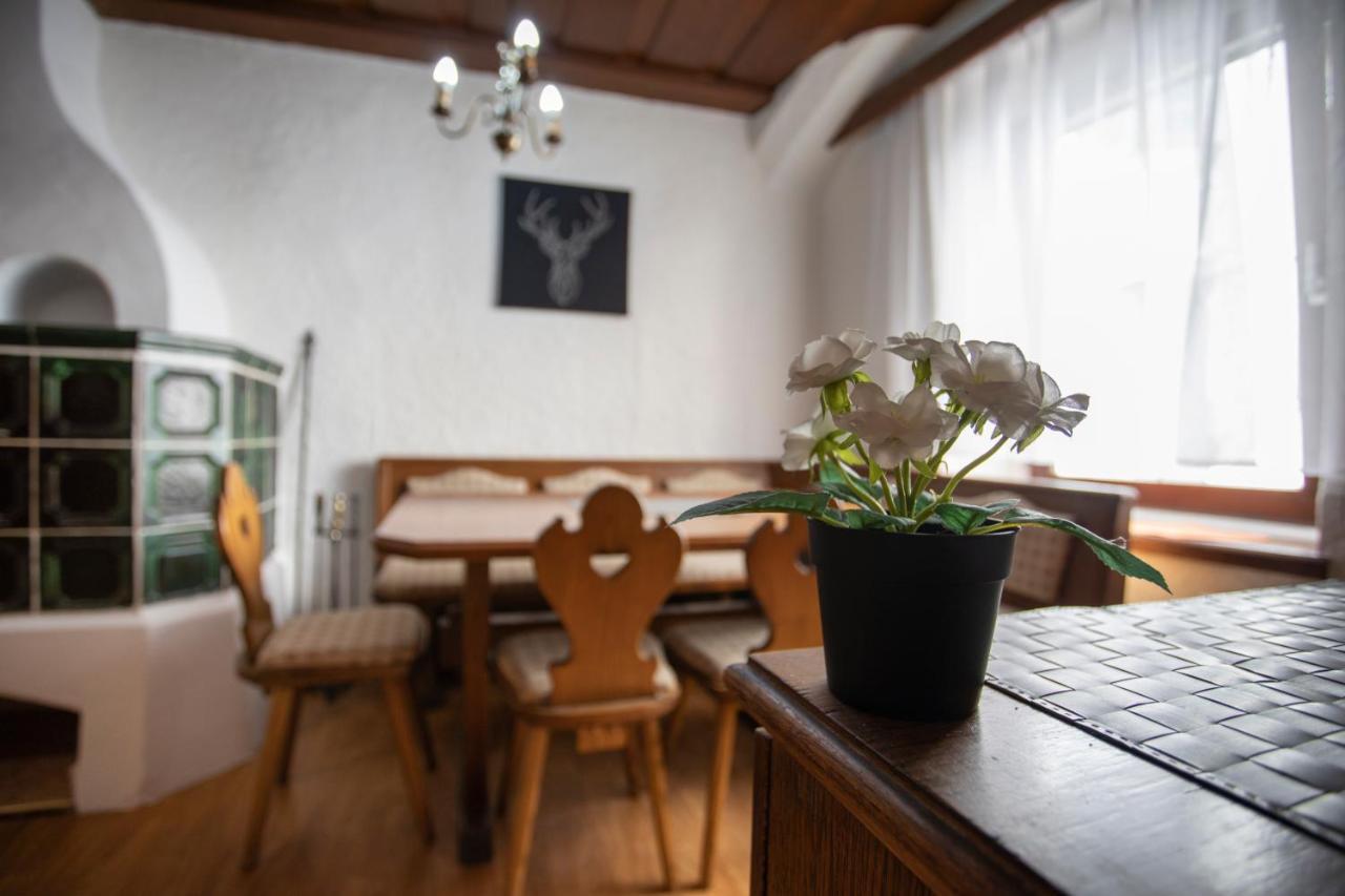 Traditional Old Town Apartment Hall in Tirol Eksteriør billede
